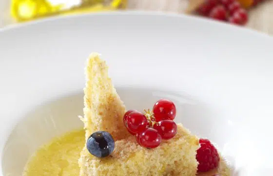 Rührkuchen aus weißer Schokolade mit Ananassuppe und leicht angebratenen Beeren