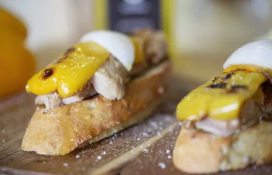 Toast mit in Olivenöl eingelegtem Thunfisch mit Paprika und süsser Zwiebel