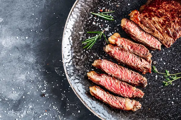 Gegrilltes Rindersteak mit Rosmarin-Draufsicht