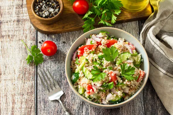 Mediterrane Salate mit Olivenöl aus Spanien