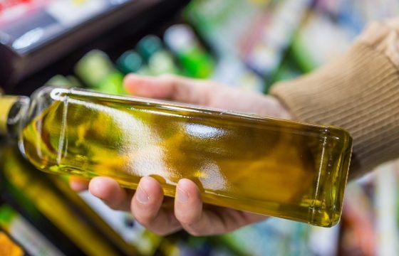 Wie das kalte Wetter Olivenöl in Haushalten und Supermärkten beeinflusst